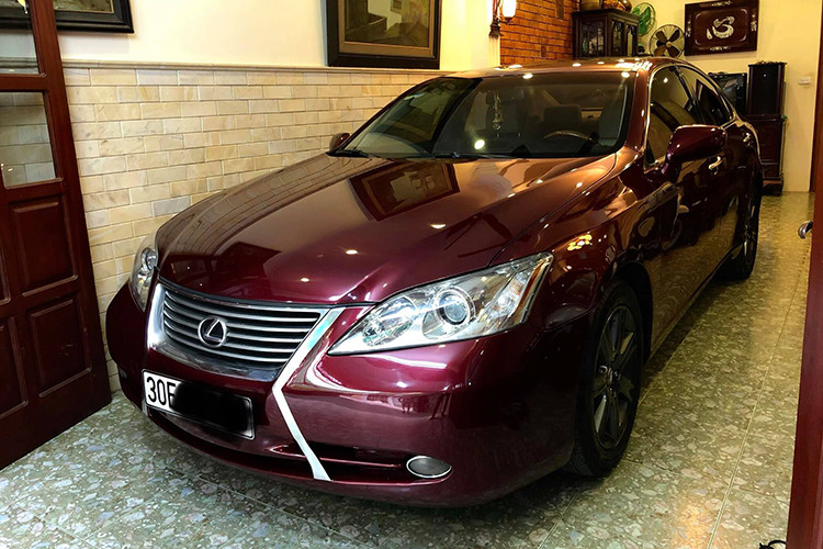  Lexus ES 350 2007 tầm giá 500 triệu Dù có tuổi đời khá lớn, tới 17 năm nhưng Lexus ES 350 2007 vẫn được đánh giá cao về khả năng vận hành cũng như độ rộng rãi của không gian nội thất trong tầm giá 500 triệu đồng. Nước sơn xe hiện vẫn khá đẹp dù không tránh khỏi những vết xước thời gian. Động cơ chạy vẫn êm, chuyển số mượt mà, khung gầm chắc chắn.