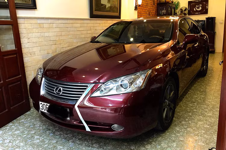  Lexus ES 350 2007 tầm giá 500 triệu Dù có tuổi đời khá lớn, tới 17 năm nhưng Lexus ES 350 2007 vẫn được đánh giá cao về khả năng vận hành cũng như độ rộng rãi của không gian nội thất trong tầm giá 500 triệu đồng. Nước sơn xe hiện vẫn khá đẹp dù không tránh khỏi những vết xước thời gian. Động cơ chạy vẫn êm, chuyển số mượt mà, khung gầm chắc chắn.