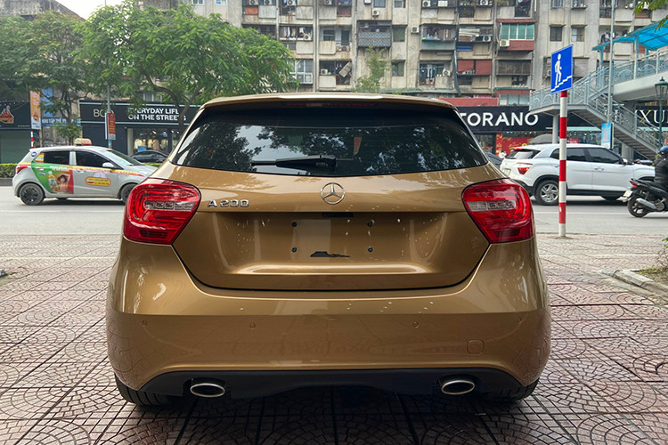 Động cơ I4, dung tích 1.595cc, kết hợp cùng hộp số tự động 7 cấp, sinh công suất cực đại 156 mã lực và 250 Nm mô-men xoắn đến nay vẫn hoạt động ổn định. Trên sàn xe cũ, Mercedes-Benz A200 2013-2015 đang được định giá từ 435 - 519 triệu đồng. Trong đó, có nhiều chiếc xe chính chủ, còn nguyên bản kèm theo lời khẳng định "siêu mới".