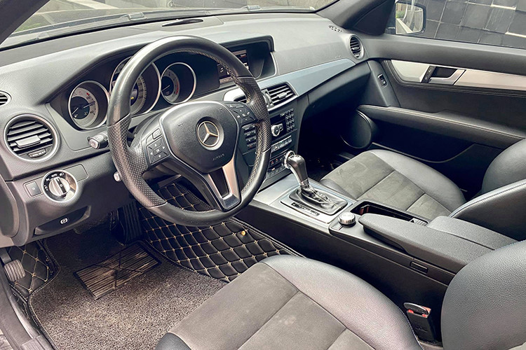 Theo đánh giá từ người dùng thực cũng như các chuyên gia trong ngành, dù đã có tuổi đời hơn 10 năm nhưng Mercedes C200 2013 hiện vẫn giữ được kiểu dáng thể thao, mạnh mẽ và lịch lãm. Động cơ 1.8L cùng hộp số tự động 7 cấp vận hành trơn tru, bền bỉ, độ cách âm tốt, tay lái đầm chắc.