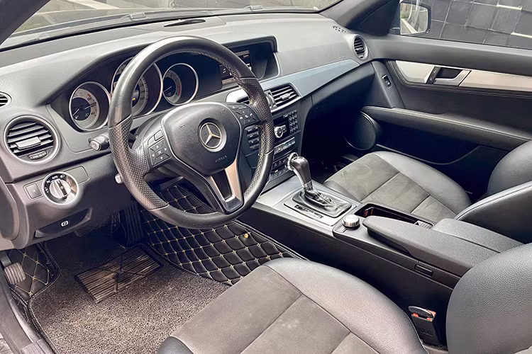 Theo đánh giá từ người dùng thực cũng như các chuyên gia trong ngành, dù đã có tuổi đời hơn 10 năm nhưng Mercedes C200 2013 hiện vẫn giữ được kiểu dáng thể thao, mạnh mẽ và lịch lãm. Động cơ 1.8L cùng hộp số tự động 7 cấp vận hành trơn tru, bền bỉ, độ cách âm tốt, tay lái đầm chắc.