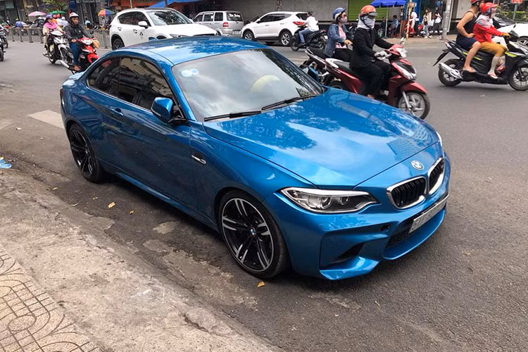 Theo thông tin từ phía hãng xe sang đình đám Đức cho hay, khối động cơ cho phép BMW M2 có thời gian tăng tốc từ 0-100 km/h chỉ trong vòng 4,2 giây. Vận tốc tối đa được giới hạn điện tử của xe đạt ở mức khoảng 250 km/h. Đây cũng được xem là mẫu BMW "hàng hiếm" tại Việt Nam.