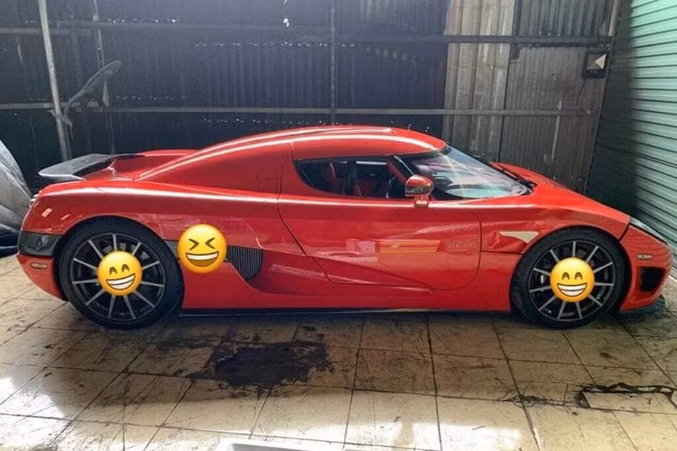 Mới đây nhất, ông chủ của 1 garage chuyên sửa chữa siêu xe ở quận 7, TP HCM đã chia sẻ hình ảnh chụp tự sướng cùng với nhiều siêu xe và xe siêu sang đang có mặt trong xưởng dịch vụ của mình để kiểm tra và đập vào mắt người xem chính là siêu phẩm hypercar Koenigsegg CCX độc nhất Việt Nam.