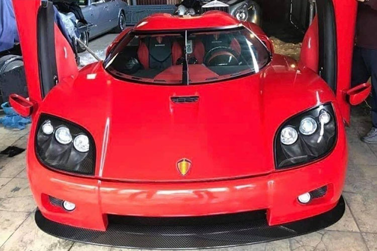 Chiếc siêu xe Koenigsegg CCX của đại gia Hải Phòng có màu sơn đỏ và nhiều chi tiết ở ngoại thất bằng carbon. Ngoài ra xe sử dụng bộ vành đa chấu, kích thước 19 inch ở phía trước và 20 inch cho phía sau.
