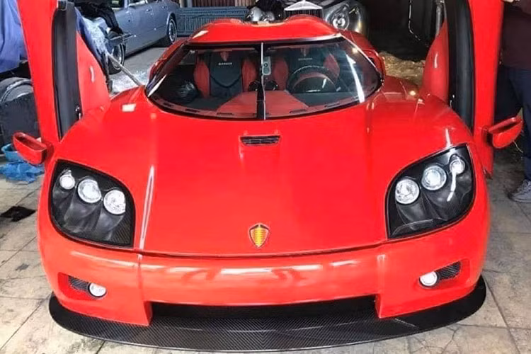 Chiếc siêu xe Koenigsegg CCX của đại gia Hải Phòng có màu sơn đỏ và nhiều chi tiết ở ngoại thất bằng carbon. Ngoài ra xe sử dụng bộ vành đa chấu, kích thước 19 inch ở phía trước và 20 inch cho phía sau.