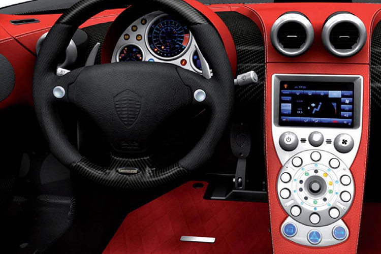 Koenigsegg CCX sử dụng động cơ nhôm V8, dung tích 4,7 lít siêu nạp kép cho công suất cực đại 806 mã lực và mô-men xoắn đạt 920 Nm. Tất cả sức mạnh trên được truyền qua hộp số sàn hoặc hộp số tuần tự 6 cấp.