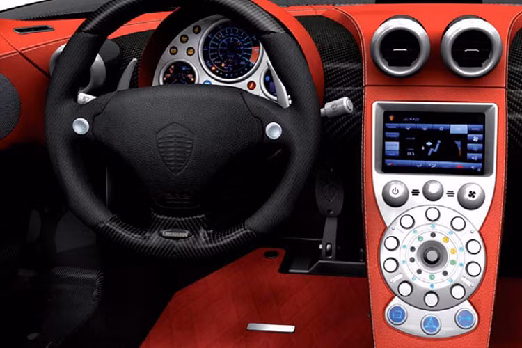 Koenigsegg CCX sử dụng động cơ nhôm V8, dung tích 4,7 lít siêu nạp kép cho công suất cực đại 806 mã lực và mô-men xoắn đạt 920 Nm. Tất cả sức mạnh trên được truyền qua hộp số sàn hoặc hộp số tuần tự 6 cấp.