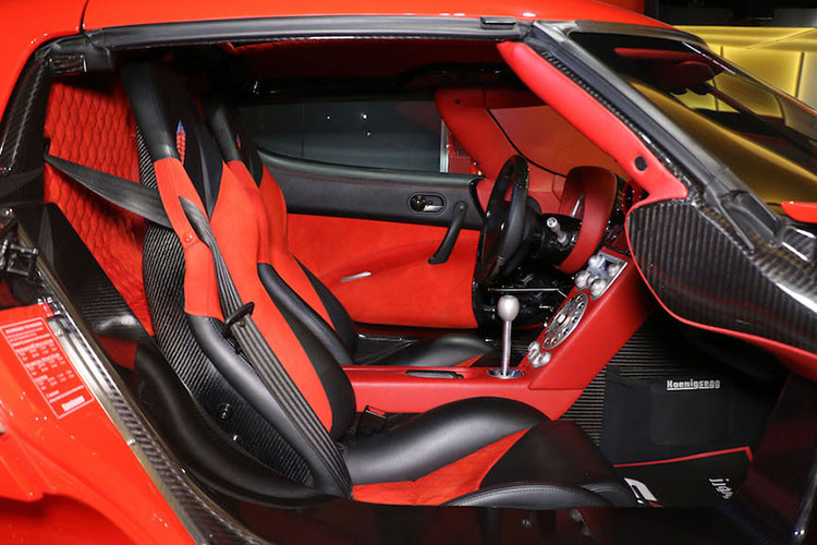 Khá ngạc nhiên, chiếc CCX màu đỏ trên sử dụng hộp số sàn - điều khá hiếm hoi trên những mẫu siêu xe thường sử dụng hộp số tự động đang có mặt tại Việt Nam. Thời gian tăng tốc từ 0-100 km/h của mẫu xe này là 3,2 giây và tốc độ tối đa đạt trên 395 km/h.