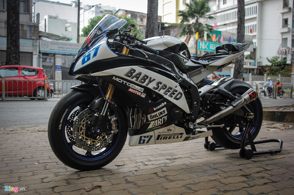 Chiếc Yamaha YZF-R6 độ khủng này thuộc sở hữu của một thành viên trong CLB môtô Baby Speed. Chiếc xe đã được nâng cấp toàn diện, từ ngoại hình cho đến động cơ, biến nó trở thành một “con quái vật” đúng nghĩa mỗi khi xuất hiện.