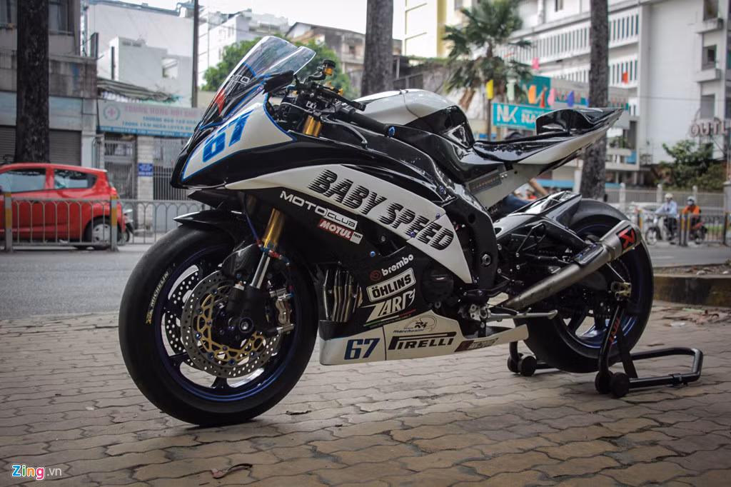 Chiếc Yamaha YZF-R6 độ khủng này thuộc sở hữu của một thành viên trong CLB môtô Baby Speed. Chiếc xe đã được nâng cấp toàn diện, từ ngoại hình cho đến động cơ, biến nó trở thành một “con quái vật” đúng nghĩa mỗi khi xuất hiện.