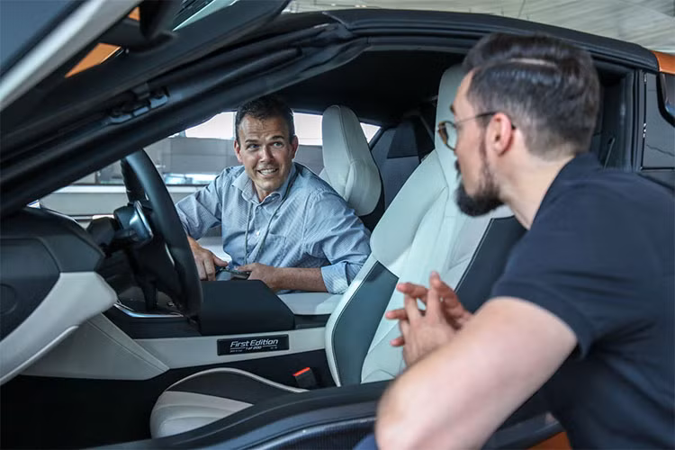 “Kể từ khi nhìn thấy bản vẽ của chiếc xe mui trần BMW i8, chúng tôi đã háo hức chờ đợi thời điểm bàn giao xe trong nhiều tháng. Sau cùng, chúng tôi đã có thể trải nghiệm việc lái xe BMW i8 mui trần như trong giấc mơ trước đó”, Claus-Dieter Bachmann, chủ tịch Câu lạc bộ BMW i8 chia sẻ.