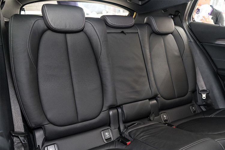 Các tiện ích khác bao gồm; hệ thống thông tin giao thông Real-Time Trafic, truy cập internet BMW Online, ứng dụng điều khiển xe BMW trên điện thoại thông minh... Hệ thống điều hoà tự động 2 vùng, đèn chiếu sáng nội thất 6 màu, cảm biến đỗ xe trước sau, màn hình hiển thị trên kính lái Head-up Display (HUD) và camera 360 độ...