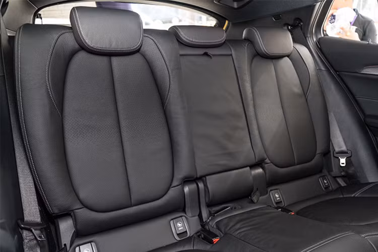 Các tiện ích khác bao gồm; hệ thống thông tin giao thông Real-Time Trafic, truy cập internet BMW Online, ứng dụng điều khiển xe BMW trên điện thoại thông minh... Hệ thống điều hoà tự động 2 vùng, đèn chiếu sáng nội thất 6 màu, cảm biến đỗ xe trước sau, màn hình hiển thị trên kính lái Head-up Display (HUD) và camera 360 độ...