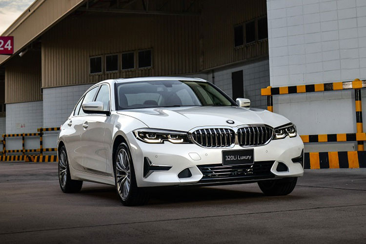 Dòng xe BMW 3-Series sedan vừa bất ngờ bổ sung một biến thể trục cơ sở dài và bán ra tại thị trường Thái Lan. Cụ thể, BMW 320Li Luxury 2022 mới giờ đây sẽ trở thành phiên bản 3-Series có giá khởi điểm “mềm” nhất, ở mức khoảng 1,67 tỷ đồng tại Thái Lan.