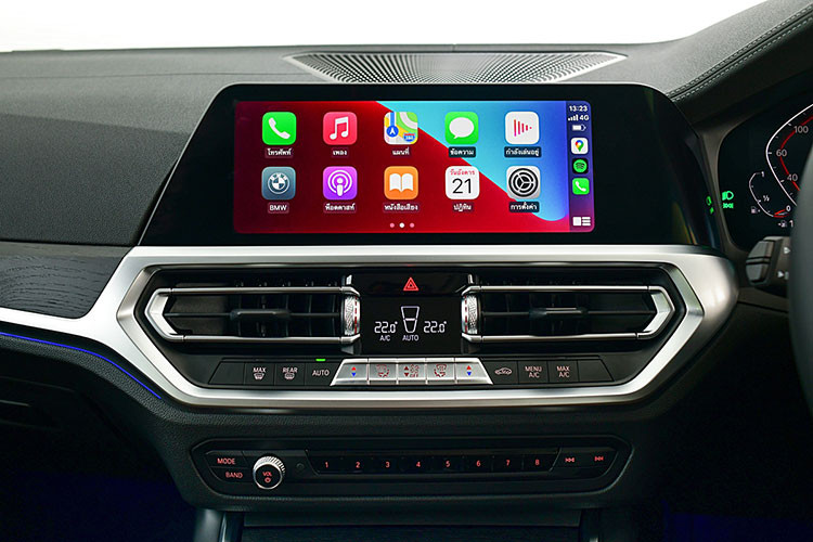 Do chỉ là biến thể kéo dài nên phiên bản BMW 320Li Luxury mới nhất vẫn có vô lăng, bàn đạp và các tấm ốp trang trí gỗ sồi tương tự như biến thể tiêu chuẩn trên thị trường hiện nay.