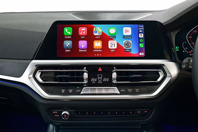 Do chỉ là biến thể kéo dài nên phiên bản BMW 320Li Luxury mới nhất vẫn có vô lăng, bàn đạp và các tấm ốp trang trí gỗ sồi tương tự như biến thể tiêu chuẩn trên thị trường hiện nay.