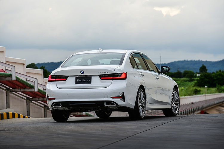 Với giá xe BMW 320Li Luxury 2022 khởi điểm chỉ 1,69 tỷ đồng tại Thái Lan, mẫu xe này rẻ hơn 15% so với 330Li M Sport. Trong khi đó, tại Malaysia, BMW 330Li M Sport có giá chỉ từ 277.164 RM (1,5 tỷ đồng).