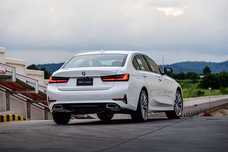 Với giá xe BMW 320Li Luxury 2022 khởi điểm chỉ 1,69 tỷ đồng tại Thái Lan, mẫu xe này rẻ hơn 15% so với 330Li M Sport. Trong khi đó, tại Malaysia, BMW 330Li M Sport có giá chỉ từ 277.164 RM (1,5 tỷ đồng).