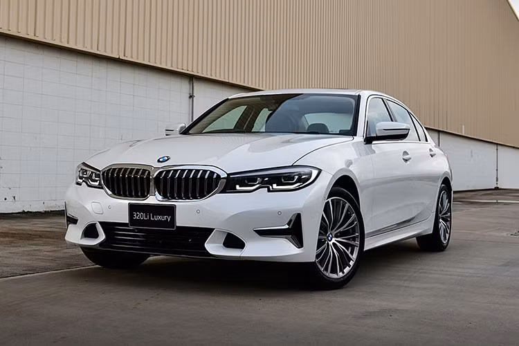 Tại thị trường Việt Nam, BMW 3-Series hiện đang được bán ra với 3 phiên bản 320i Sport Line, 320i Sport Line Plus và 330i M Sport kèm giá dao động từ 1,899 - 2,499 tỷ đồng.