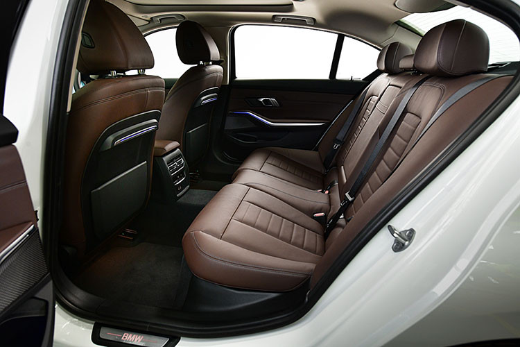 Thêm vào đó, xe còn đi kèm điều hòa tự động 3 vùng, cốp sau mở rảnh tay, hệ thống Intelligent Emergency Call và BMW Live Cockpit Professional với màn hình kép độ phân giải cao.