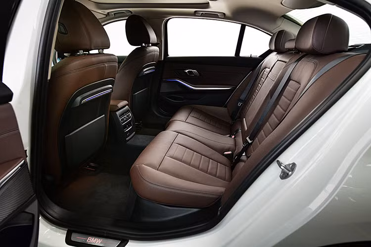 Thêm vào đó, xe còn đi kèm điều hòa tự động 3 vùng, cốp sau mở rảnh tay, hệ thống Intelligent Emergency Call và BMW Live Cockpit Professional với màn hình kép độ phân giải cao.
