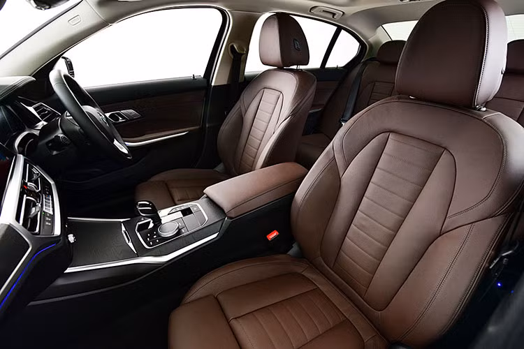 Những tính năng đáng chú ý khác của BMW 320Li Luxury là ghế bọc da Vernasca, bảng điều khiển bọc da Sensatec và hệ thống đèn gầm nội thất cải tiến...