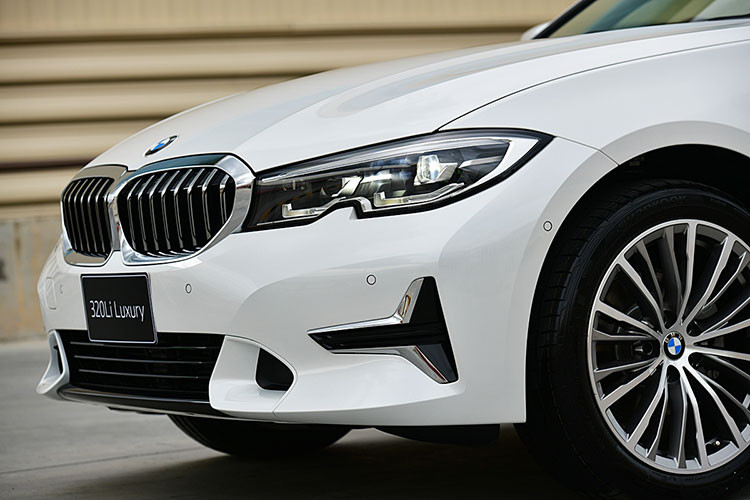 Mẫu xe sedan BMW 320Li Luxury mới vẫn có la-zăng 18 inch cùng với viền cửa sổ mạ crôm. Bên cạnh đó, thiết kế cửa sổ trời toàn cảnh là trang bị tiêu chuẩn lại trên mẫu xe mới.
