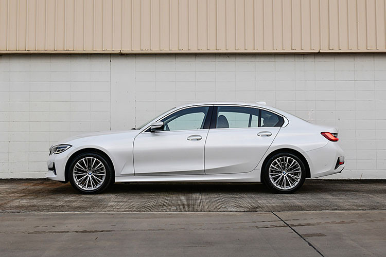 So với 3-Series bản tiêu chuẩn, BMW 320Li Luxury giá rẻ có trục cơ sở dài hơn 110 mm. Chính vì vậy, chỗ để chân của hành khách phía sau đã tăng thêm 42 mm. Hơn nữa, khoảng không phía trên đầu người ngồi cũng tăng 6 mm so với phiên bản thường.