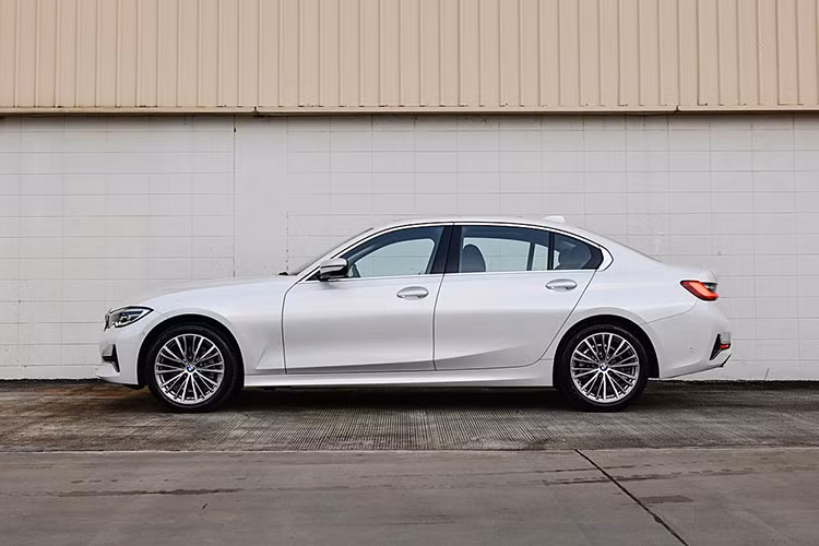 So với 3-Series bản tiêu chuẩn, BMW 320Li Luxury giá rẻ có trục cơ sở dài hơn 110 mm. Chính vì vậy, chỗ để chân của hành khách phía sau đã tăng thêm 42 mm. Hơn nữa, khoảng không phía trên đầu người ngồi cũng tăng 6 mm so với phiên bản thường.