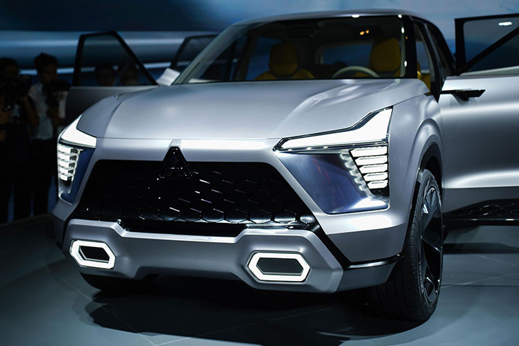 Điểm nhấn ở khu vực đầu xe SUV Mitsubishi XFC Concept là cụm đèn pha hình chữ "T". Trong đó, cụm đèn chiếu sáng phía trước kết hợp đèn hình chữ "L" ở phía trên với dải đèn LED định vị ban ngày bên dưới. Ngoài ra, xe còn có lưới tản nhiệt cỡ lớn với mắt lưới hình tổ ong màu đen bóng và cụm đèn sương mù hình lục giác nổi bật trên cản trước.