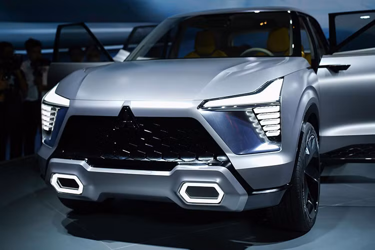 Điểm nhấn ở khu vực đầu xe SUV Mitsubishi XFC Concept là cụm đèn pha hình chữ "T". Trong đó, cụm đèn chiếu sáng phía trước kết hợp đèn hình chữ "L" ở phía trên với dải đèn LED định vị ban ngày bên dưới. Ngoài ra, xe còn có lưới tản nhiệt cỡ lớn với mắt lưới hình tổ ong màu đen bóng và cụm đèn sương mù hình lục giác nổi bật trên cản trước.