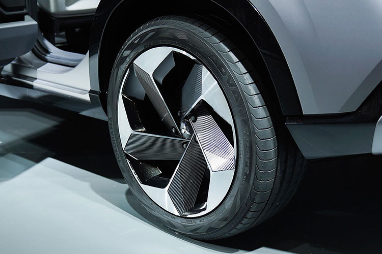 Ở khu vực bệ cửa còn có thêm ốp tổ ong màu đen bóng giống lưới tản nhiệt. Vòng về phía sau, chúng ta sẽ bắt gặp cụm đèn hậu của xe cũng được thiết kế hình chữ "T" giống đèn pha. Ngay cả cản sau tích hợp cụm đèn hình lục giác cũng giống với cản trước.