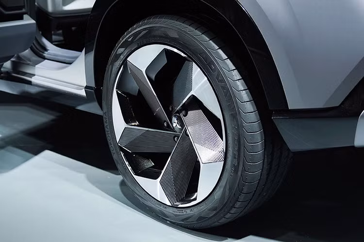 Ở khu vực bệ cửa còn có thêm ốp tổ ong màu đen bóng giống lưới tản nhiệt. Vòng về phía sau, chúng ta sẽ bắt gặp cụm đèn hậu của xe cũng được thiết kế hình chữ "T" giống đèn pha. Ngay cả cản sau tích hợp cụm đèn hình lục giác cũng giống với cản trước.