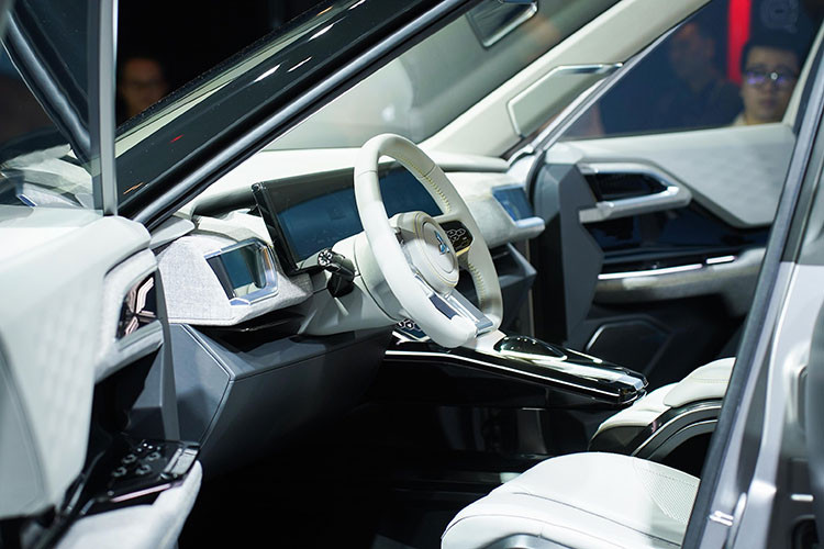 Cả hai hàng ghế của Mitsubishi XFC Concept đều được bọc da pha nỉ, phối 2 màu trẻ trung. Hãng Mitsubishi khẳng định mặc dù XFC Concept là SUV cỡ B nhưng vẫn mang đến không gian nội thất rộng rãi, đặc biệt là khoảng duỗi chân hàng ghế sau thoải mái hàng đầu phân khúc.