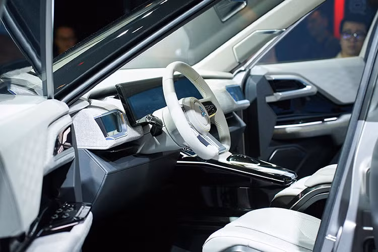 Cả hai hàng ghế của Mitsubishi XFC Concept đều được bọc da pha nỉ, phối 2 màu trẻ trung. Hãng Mitsubishi khẳng định mặc dù XFC Concept là SUV cỡ B nhưng vẫn mang đến không gian nội thất rộng rãi, đặc biệt là khoảng duỗi chân hàng ghế sau thoải mái hàng đầu phân khúc.