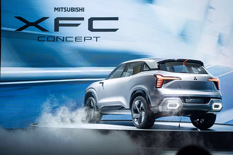 Theo đại diện hãng xe Mitsubishi cho hay, XFC Concept "sẽ đại diện cho mẫu xe thể thao đa dụng (SUV) cỡ nhỏ thế hệ mới". Được áp dụng ngôn ngữ thiết kế Dynamic Shield quen thuộc của hãng Mitsubishi, XFC Concept sở hữu những bề mặt sắc nét, bắt đầu từ biểu tượng 3 viên kim cương ở mặt trước, kéo dài sang hai bên và phía sau.