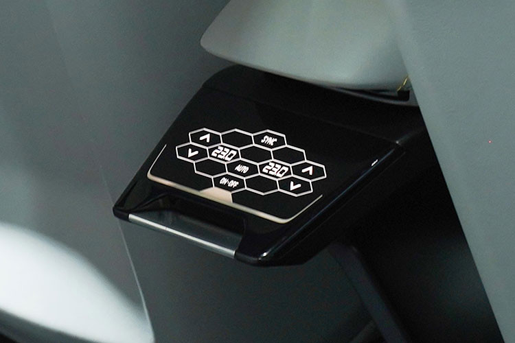 Những trang bị nội thất đáng chú ý khác của Mitsubishi XFC Concept bao gồm màn hình cảm ứng hình lục giác nằm ở cụm điều khiển trung tâm, cần số thuôn dài, nút bấm khởi động máy và cửa sổ trời toàn cảnh Panorama. Tuy nhiên, những trang bị này nhiều khả năng cũng sẽ không xuất hiện trên phiên bản thương mại của xe.