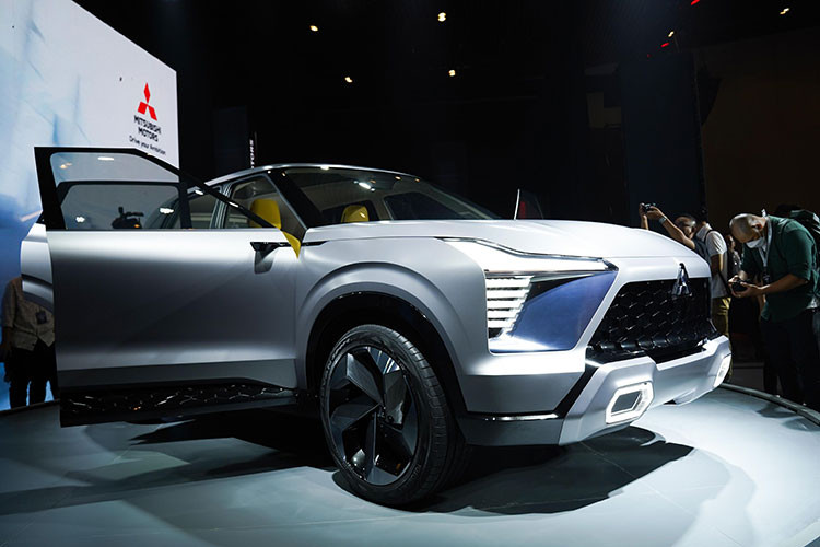 Mitsubishi XFC Concept sẽ được trưng bày trong triển lãm Ô tô Việt Nam (VMS) 2022 diễn ra tại Trung tâm Hội chợ và Triển lãm Sài Gòn (SECC), TP HCM, từ ngày 26-30/10 tới đây. Cũng từ ngày 26/10/2022, khách hàng có thể đặt trước mẫu xe này tại các nhà phân phối uỷ quyền của Mitsubishi Motors Việt Nam trên toàn quốc.