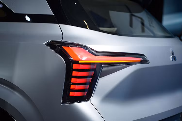 Hai bên sườn xe đều có những đường dập gân dập nổi khỏe khoắn và ốp bánh trước/sau ấn tượng. Thêm vào đó là camera kỹ thuật số thay cho gương chiếu hậu truyền thống và bộ vành la-zăng với thiết kế khí động lực học. Tuy nhiên, những chi tiết này dự kiến sẽ không được đưa lên phiên bản thương mại của Mitsubishi XFC Concept.