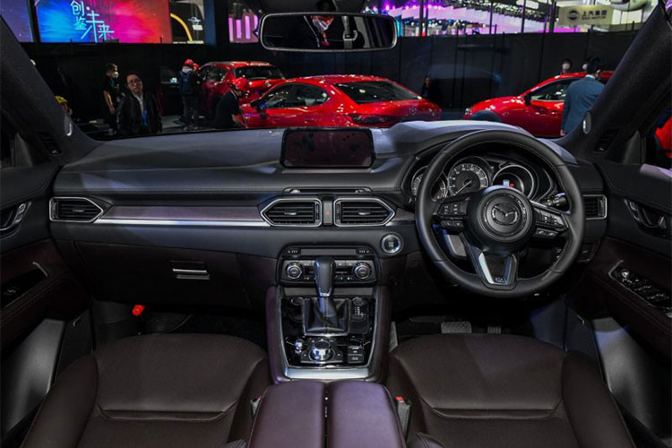 Nội thất Mazda CX-8 chú trọng vào cảm giác thoải mái và tiện nghi cho người dùng. Ghế ngồi loại 6 ghế và 7 ghế với thiết kế ôm người ngồi và được bọc da cao cấp. Hệ thống cách âm cũng được cải tiến. Nội thất xe sử dụng nhiều chi tiết được sử dụng nguyên liệu da Nappa và các đường viền mạ hợp kim sang trọng.