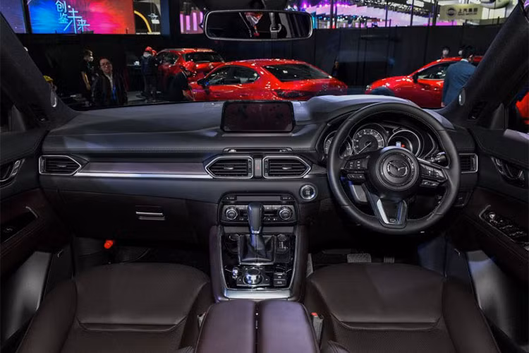 Nội thất Mazda CX-8 chú trọng vào cảm giác thoải mái và tiện nghi cho người dùng. Ghế ngồi loại 6 ghế và 7 ghế với thiết kế ôm người ngồi và được bọc da cao cấp. Hệ thống cách âm cũng được cải tiến. Nội thất xe sử dụng nhiều chi tiết được sử dụng nguyên liệu da Nappa và các đường viền mạ hợp kim sang trọng.