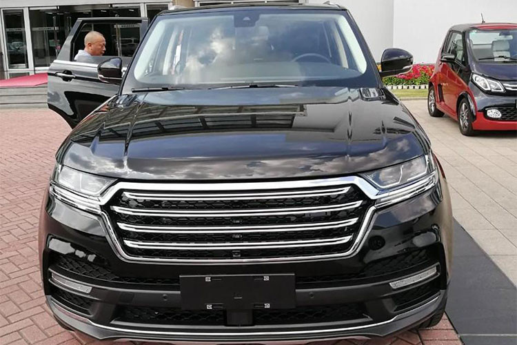 Không hổ danh là chuyên gia hàng nhái Zotye, nhà sản xuất xe hơi Trung Quốc này cũng có tên tuổi khá nổi bật ở thị trường ôtô lớn nhất thế giới. Đáng chú ý, mẫu xe nhái Range Rover Sport phải là giống như đúc. Tỉ lệ kích thước xe cũng y chang, dường như không sai lệch đến một li.