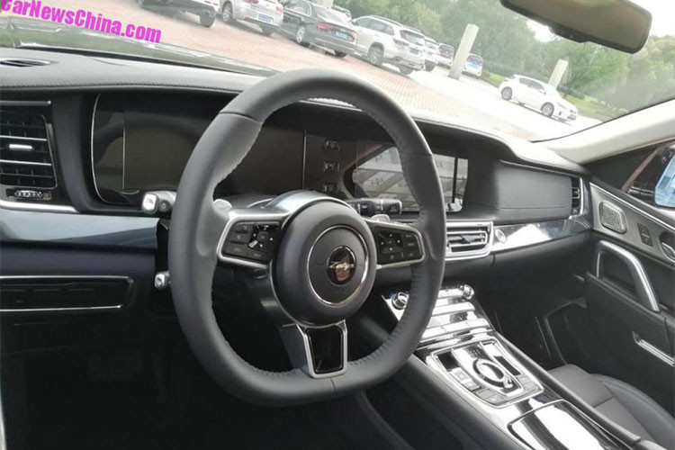 Định hình là chiếc SUV đầu bảng của Zotye, khoang nội thất T900 được thiết kế tạo cảm giác khá sang trọng với nhiều chi tiết ốp gỗ, bọc da. Tuy nhiên, Zotye lại tiếp tục “vay mượn” thiết kế kiểu vô lăng của các dòng xe Porsche, bảng táp lô với màn hình cảm ứng khá giống phong cách bố trí của xe Mercedes-Benz.