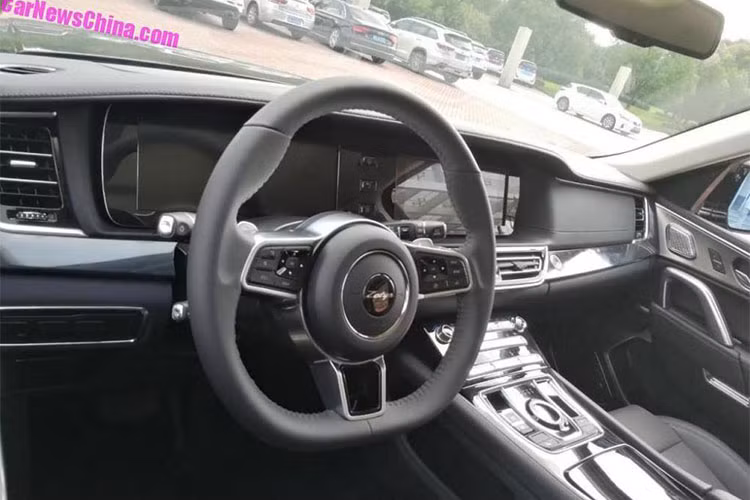 Định hình là chiếc SUV đầu bảng của Zotye, khoang nội thất T900 được thiết kế tạo cảm giác khá sang trọng với nhiều chi tiết ốp gỗ, bọc da. Tuy nhiên, Zotye lại tiếp tục “vay mượn” thiết kế kiểu vô lăng của các dòng xe Porsche, bảng táp lô với màn hình cảm ứng khá giống phong cách bố trí của xe Mercedes-Benz.