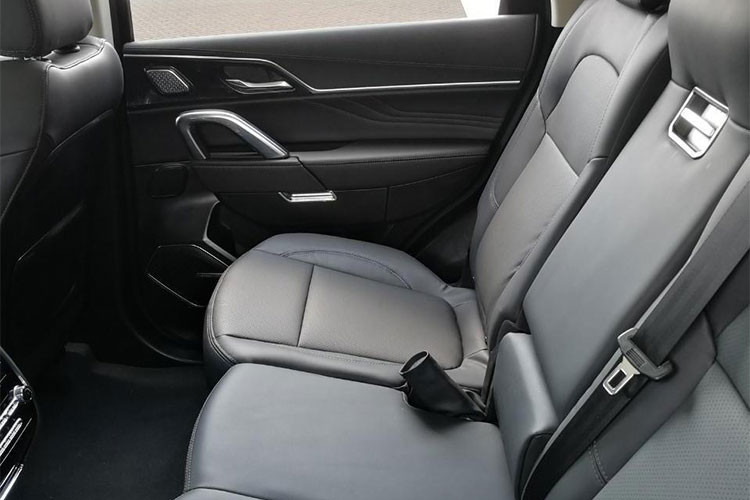 Chất liệu nội thất của xe trông khá ngon lành, với những tấm nẹp gỗ và bọc da rất sang trọng. Tất cả mẫu xe Zotye thời gian gần đây đều có nội thất bắt mắt, chúng thực sự đã có nhiều bước đột phá đáng khen ngợi. Đáng tiếc là họ chưa thể tạo ra sự đột phá với khâu thiết kế, nhưng sao chép mà không ai phàn nàn thì sao chép cũng được.