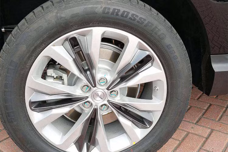 Trong khi đó, cách trang trí cột B,C của mẫu xe SUV Zotye T900 mới này đều được nhà sản xuất xe ôtô Trung Quốc sao chép y hệt kiểu dáng Range Rover. Trong khi đó, ở phía trước phần nắp capô, đèn pha, cản trước cũng được Zotye vay mượn từ mẫu xe sang đến từ Anh quốc.