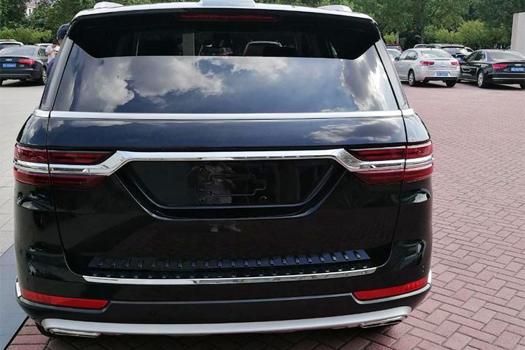 Với kích thước tương ứng, nhiều người chắc hẳn sẽ lầm tưởng chiếc Zotye T900 với mẫu Range Rover Sport khi nhìn từ hông. Bởi từ thiết kế phần mái xe vuốt dốc về phía sau, những đường gân dọc hai bên thân xe…