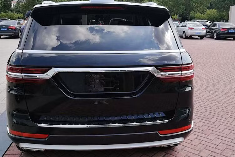 Với kích thước tương ứng, nhiều người chắc hẳn sẽ lầm tưởng chiếc Zotye T900 với mẫu Range Rover Sport khi nhìn từ hông. Bởi từ thiết kế phần mái xe vuốt dốc về phía sau, những đường gân dọc hai bên thân xe…