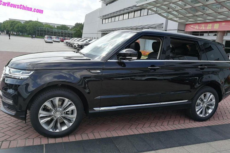 Vài tháng trước, người ta đã bắt gặp hình ảnh mẫu xe Zotye T900 nhái Range Rover y hệt khi đang chạy thử nghiệm trên đường phố Trung Quốc. Giờ đây, mẫu xe nhái này đã lộ diện hoàn chỉnh và quả thực là nó có thể khiến người ta nhận lầm là chiếc SUV hạng sang Range Rover Sport.