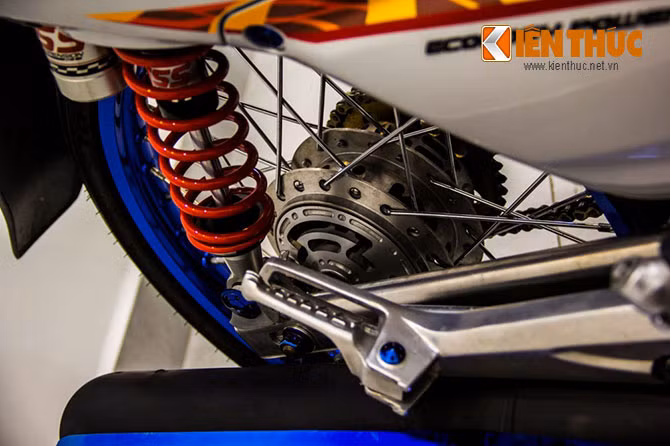 Bộ đùm sau của xe được độ lại với bộ đùm dạng phay hở của Thái Lan đầy phong cách và sắc sảo, gác để chân cũng được thay mới với bộ gãy.